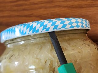 「∅」の下にある隙間にマイナスドライバーを差し込み、テコの原理で「カパッ」と音がするまで蓋を持ち上げる