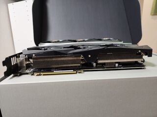 奥が4070 Ti、手前がRTX2060