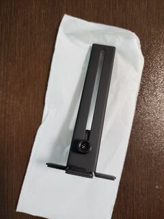 サポートステイの正面、ネジで高さが調整できる
