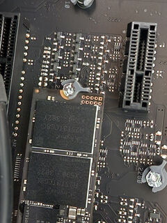 M2SSDの取り付けに便利なラッチがついている