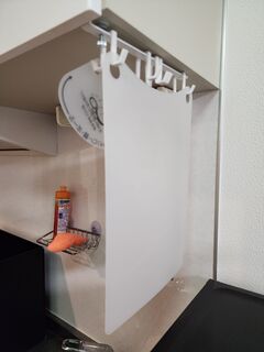 吊戸棚からぶら下がるまな板