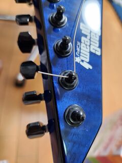 弦はペグに向けて通し、ペグの反対側を折り曲げる