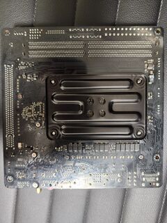 新マザボ背面、M2スロットが消えている