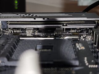 M2SSDとチップセット用のヒートシンクの間には隙間ができている