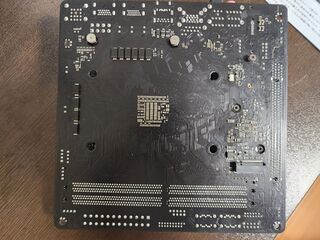 マザボ背面、背面にM2スロットがある。変態マザーの作り手と言われるASRockならではだ