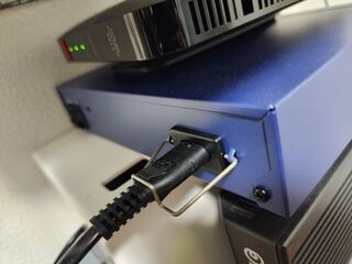 清掃の人が足を引っかけても電源が抜けない仕様