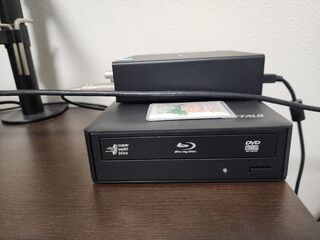 デカいが置く場所はあるので困らなかった。上にはRubix22と生田宮の仕事守が乗っている