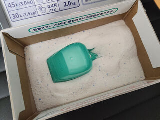 粉末洗剤の中身。白い粉雪の中に青いつぶつぶがあって面白い