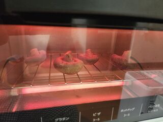 逆さにして焼かれているしいたけ