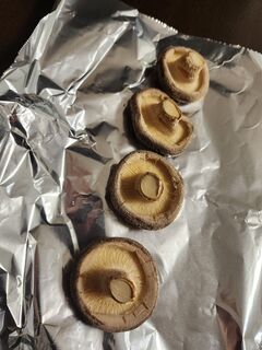 焼いたしいたけを並べた図
