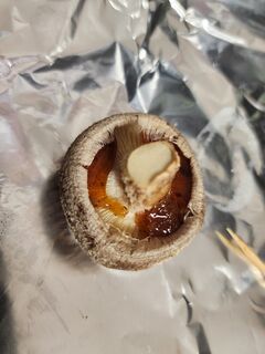 傘にポン酢（つぶ際立ちぽん酢）をかけたしいたけ